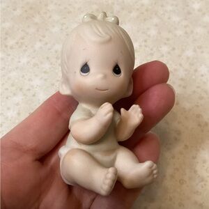 Precious Moments Darling Baby Girl Porcelain Figurine 1983 E-2852/D